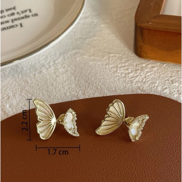3/$18 Butterfly double sided earrings - Picture 4 of 4